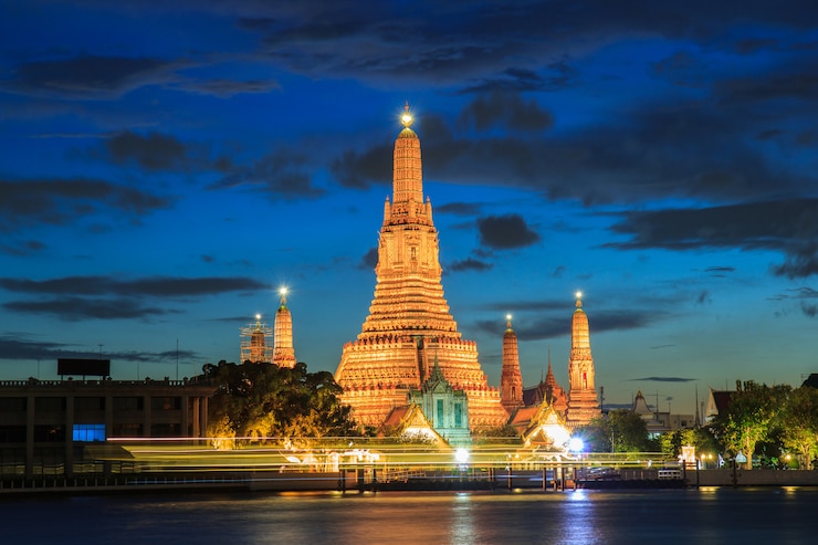 Photo 夕暮れ時、バンコク、タイのワットアルン仏教の宗教的な場所