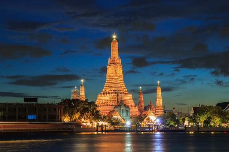 Photo 夕暮れ時、バンコク、タイのワットアルン仏教の宗教的な場所