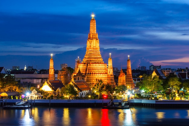 Wat Arun буддийские религиозные места в сумерках