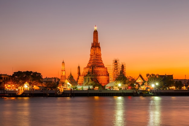 Wat arun de tempel van de nachtmening in Bangkok, Thailand