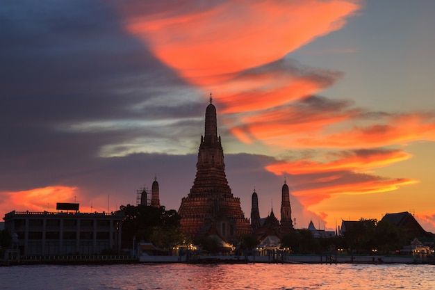 Wat arun in schemeringtijd en fantastische hemel, bangkok, thailand