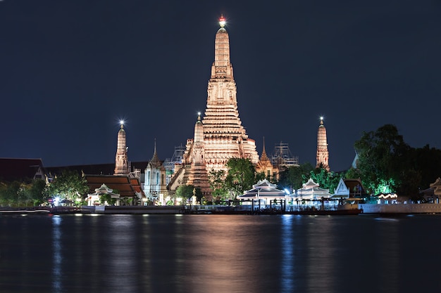 Foto wat arun is een boeddhistische tempel in bangkok, thailand