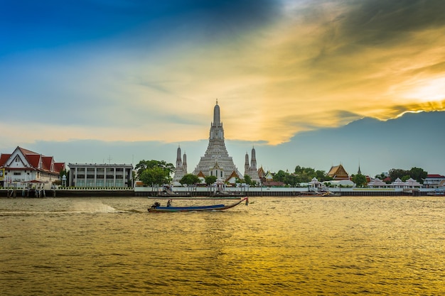 Punto di riferimento di wat arun nella città di bangkok thailand