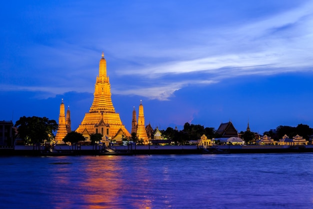 Wat arun-oriëntatiepunt in de stad van bangkok, thailand