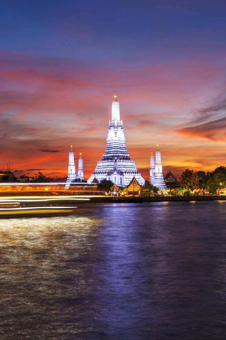 Wat Arun Ratchawararam Ratchawaramahawihan at sunset in bangkok Thailand
