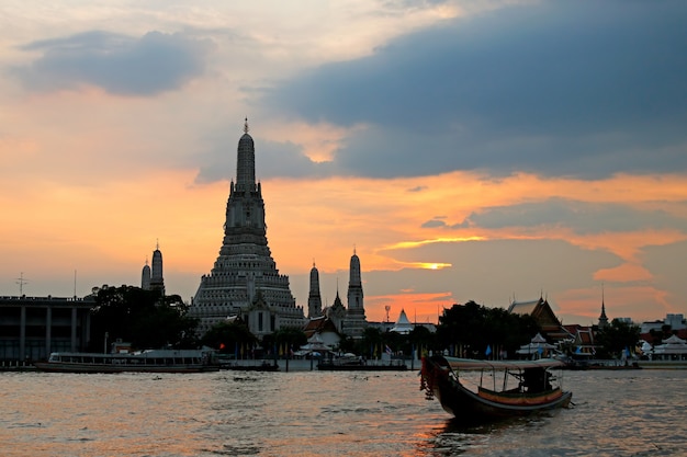 Wat Arun Ratchawararam Ratchawaramahawihan Храм Рассвета на закате