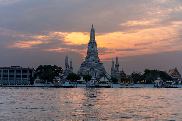 Wat Arun Ratchawararam Ratchawaramahawihan 또는 Wat Arun은 황혼, 방콕, 태국의 차오 프라야 강에서 새벽 사원을 의미합니다.