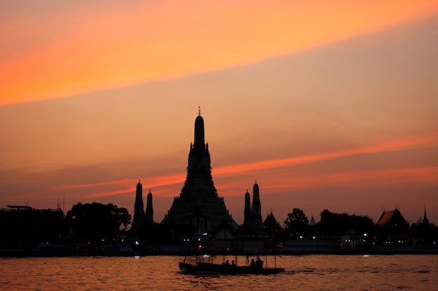Foto wat arun ratchawararam temple of dawn bij zonsondergangoriëntatiepunt van bangkok