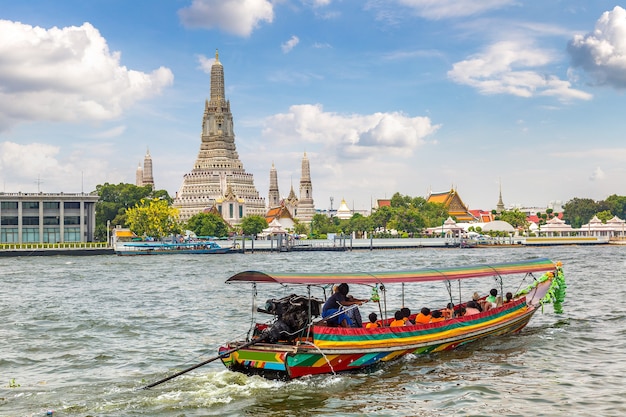 Wat arun-tempel in bangkok in thailand in een zomerdag