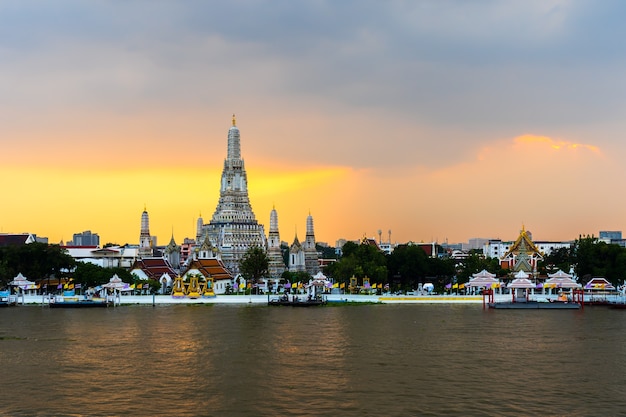 Wat Arun-tempel met Chao Phraya-rivier bij zonsondergang in Bangkok, Thailand