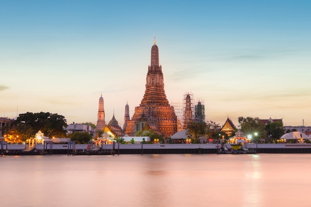 Foto wat arun (tempel van de dageraad) en de chao phraya-rivier, bangkok, thailand