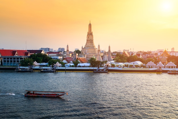 Photo wat arun temple at sunset in bangkok thailand