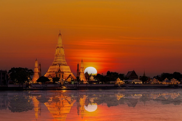 Wat Arun, Thailand, Twilight-tijd van Wat Arun over de ChaoPhraya-rivier tijdens zonsondergang