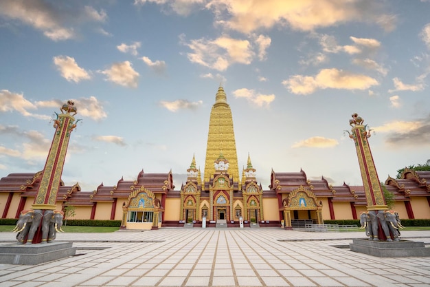 Wat Bang Thong Golden Pagoda in de tempel Wat Maha That Wachiramongkol, een populaire toeristische bestemming in