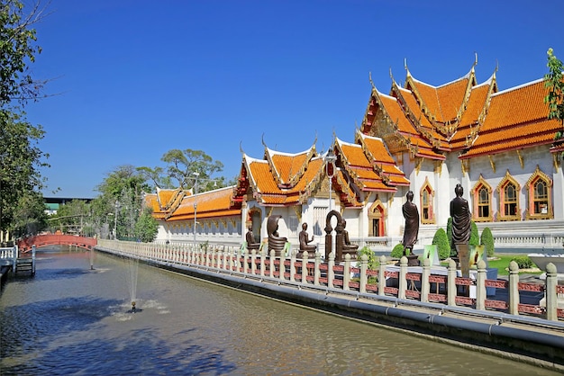 ワットベンチャマボピットまたはタイでバンコクで最も有名な寺院の1つである大理石の寺院