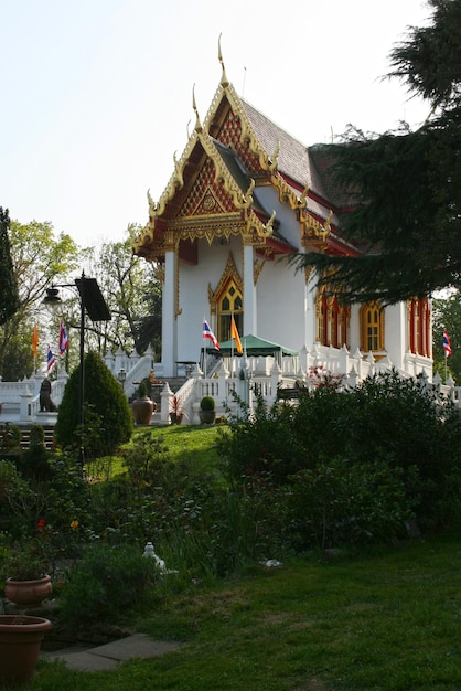 Wat Buddhapadipa는 윔블던에 있는 태국 불교 사원입니다.