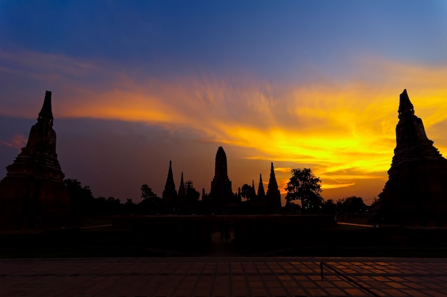 Wat chai wattanaram ad ayutthaya nell'ora del tramonto.