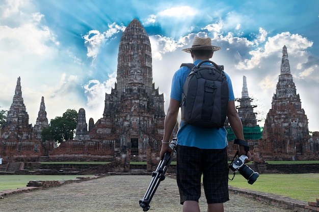 Wat Chaiwatthana Ram 오래된 사원은 Ban Phra Amphur Muang Phra Nakhon Si Ayutthaya에 있습니다아침 빛전면은 카메라와 삼각대를 들고 배낭을 메고 있는 관광객입니다