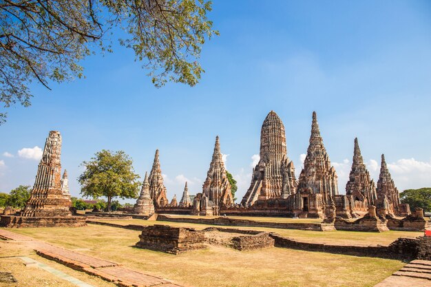 Foto tempio di wat chaiwatthanaram nel parco storico di ayutthaya