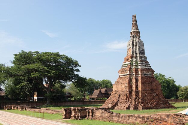 Foto il tempio di wat chaiwatthanaram è uno dei templi più impressionanti di ayutthaya