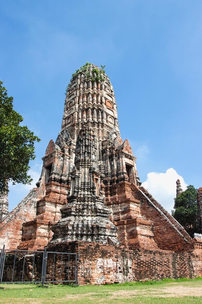 Foto il tempio di wat chaiwatthanaram è uno dei templi più impressionanti di ayutthaya