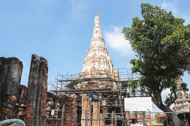 Photo wat chaiwatthanaram temple it is one of ayutthaya's most impressive temples