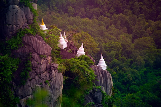 Wat Chaloem Phra Kiat Phrachomklao Rachanusorn、Wat Praputthabaht Sudthawat pu pha daengは、ランパーンの目に見えないタイの丘の上の公共の寺院です。