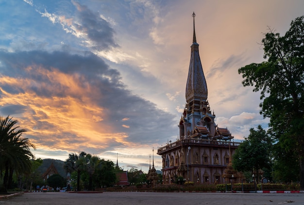 Photo wat chalong or chalong temple the most popular tourist attractions in phuket thailand with sun light