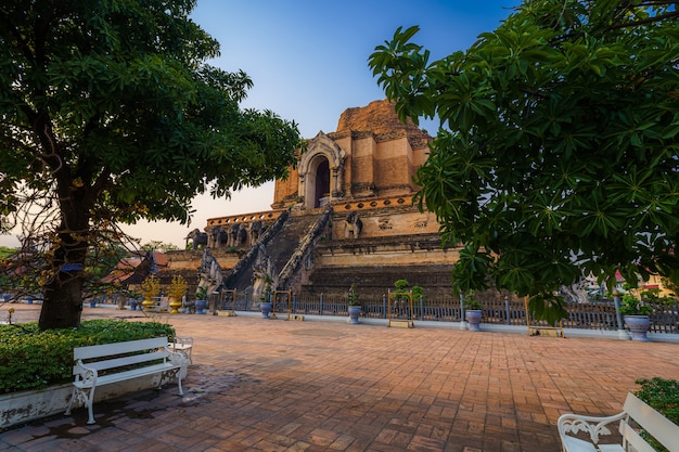 Ват Чеди Луанг (Wat Chedi Luang) - буддийский храм в историческом центре города, а также буддийский храм, главная туристическая достопримечательность Чиангмая, Таиланд. В сумерках голубое небо с облаками на фоне заката.