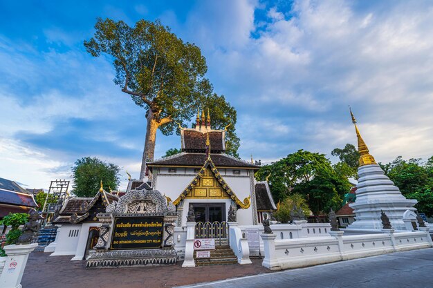 Ват Чеди Луанг - буддийский храм в историческом центре, буддийский храм - главная туристическая достопримечательность в Чиангмае, Таиланд, сумерки, голубое небо, облака, закат, фон.