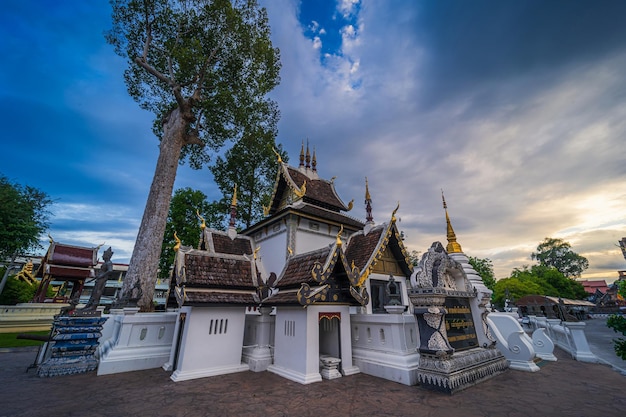 Wat Chedi Luang은 역사적 중심지에 있는 불교 사원이며 불교 사원은 치앙마이 태국의 주요 관광 명소입니다. 황혼의 푸른 하늘 구름 일몰 배경