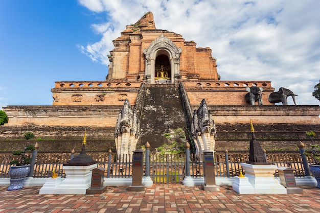 Wat Chedi Luang is een prachtige oude tempel in Chiang Mai, in de provincie Chiag Mai, Thailand