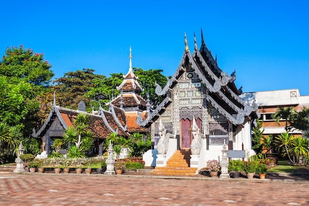 Tempio di wat chedi luang in chiang mai in tailandia