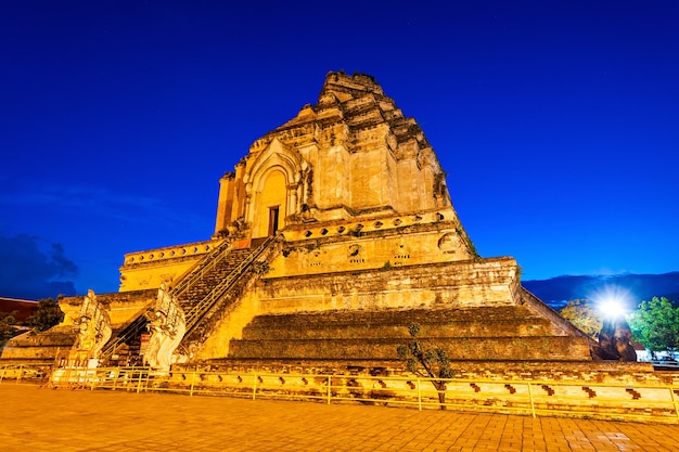 日没時のワットチェディルアン寺院、チェンマイ、タイ
