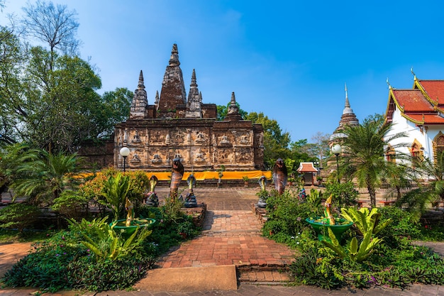 Foto wat chet yot o wat photharam maha wihan, tempio delle sette pagoda è una grande attrazione turistica a chiang mai, thailandia. con sera, tempio a chiang mai.