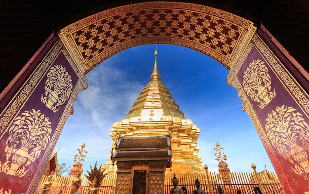 Храм Wat Doi Suthep, Пейзаж прекрасного храма в Чиангмае, Таиланд