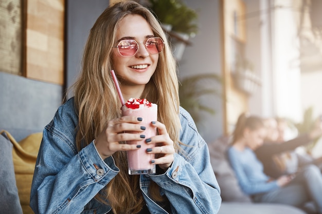 Wat een lekkere cocktail, zoals dit café. Trendy zelfverzekerde fair-hai