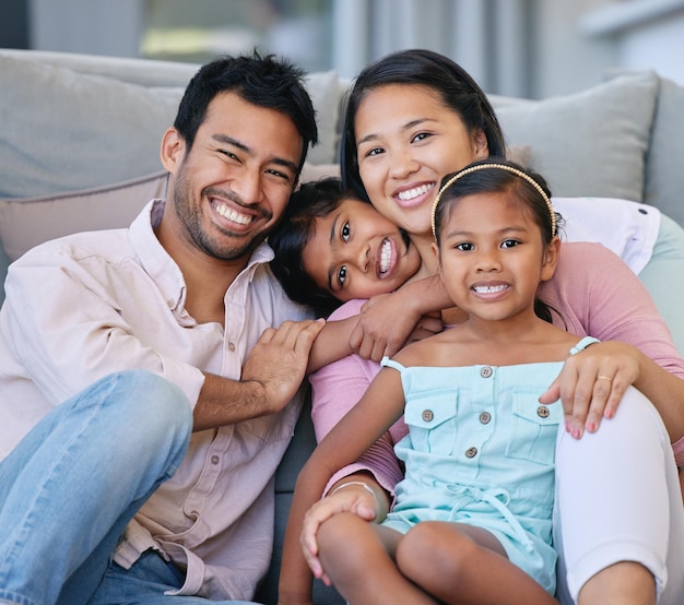 Wat een mooie familie. Shot van een jong gezin dat samen tijd thuis doorbrengt.