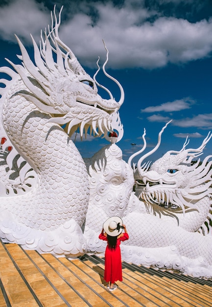 Wat Huay Pla Kang белый большой будда и драконы в Чианграй, провинция Чиангмай, Таиланд