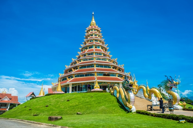 Wat Huay Pla Kung-tempel met de godsdienstige aantrekkelijkheden van het draaksymbool van Chiang Rai