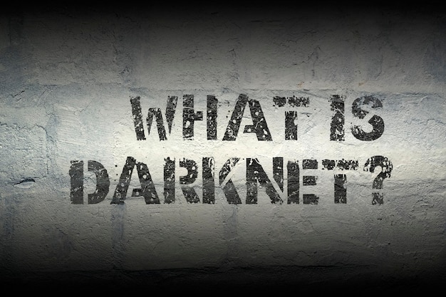 wat is darknet vraag stencil print op de grunge witte bakstenen muur?