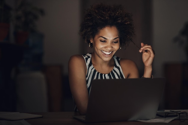 Wat is het leuk om je passie te vinden Shot van een jonge zakenvrouw die een laptop gebruikt tijdens een late avond op het werk