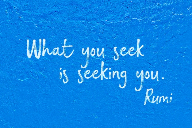 Wat je zoekt, is op zoek naar je oude Perzische dichter en filosoof Rumi, met de hand geschreven op blauwe muur