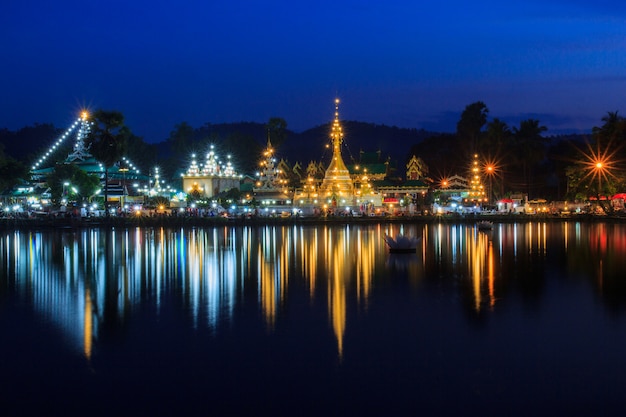 Wat Jong Klang in donkere nacht en reflectie in Maehongson, provincie ten noorden van Thailand