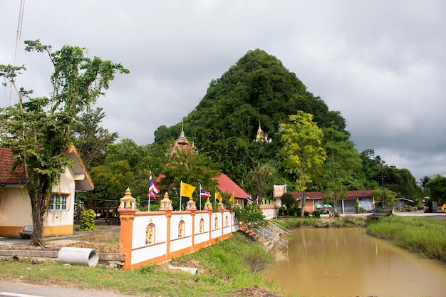 タイの人々のためのワットカオオルまたはカオオル寺院は、2018年1月31日にタイのパッタルンで仏と神と天使の像を祈って訪問し、尊重します