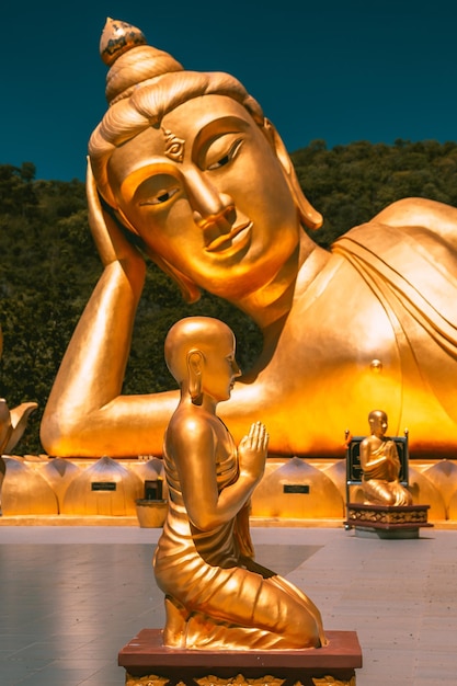 Wat Khao Sung Chaem Fa-tempel met gigantische slang en liggende gouden Boeddha in Kanchanaburi, Thailand