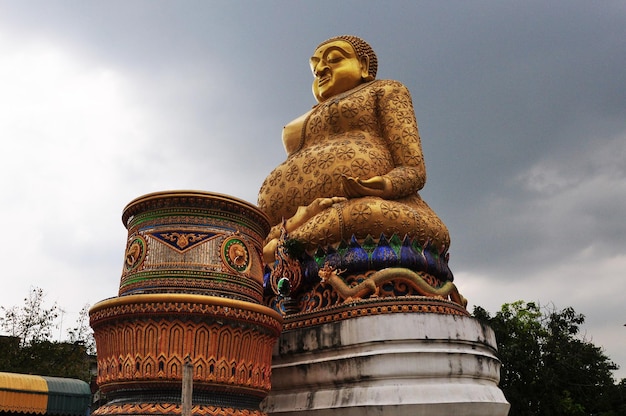 Photo wat lang san prasit temple at tha chalom in samut sakhon thailand