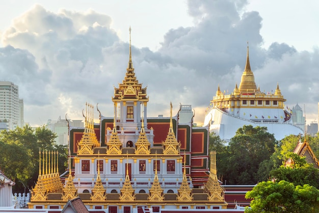 Foto wat loha prasat uitzichtpunt van bangkok de populaire genaamd loha prasat is een tempel in de buurt van wat phra kaew in krungtheph thailand