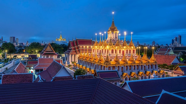 Wat loha prasat Вид на Бангкок Популярный храм под названием Loha Prasat - это храм возле Ват-Фра-Кау в Крунгтефе, Таиланд