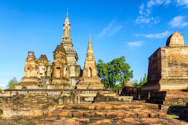 Tempio di wat mahathat nel distretto del parco storico di sukhothai, thailandia